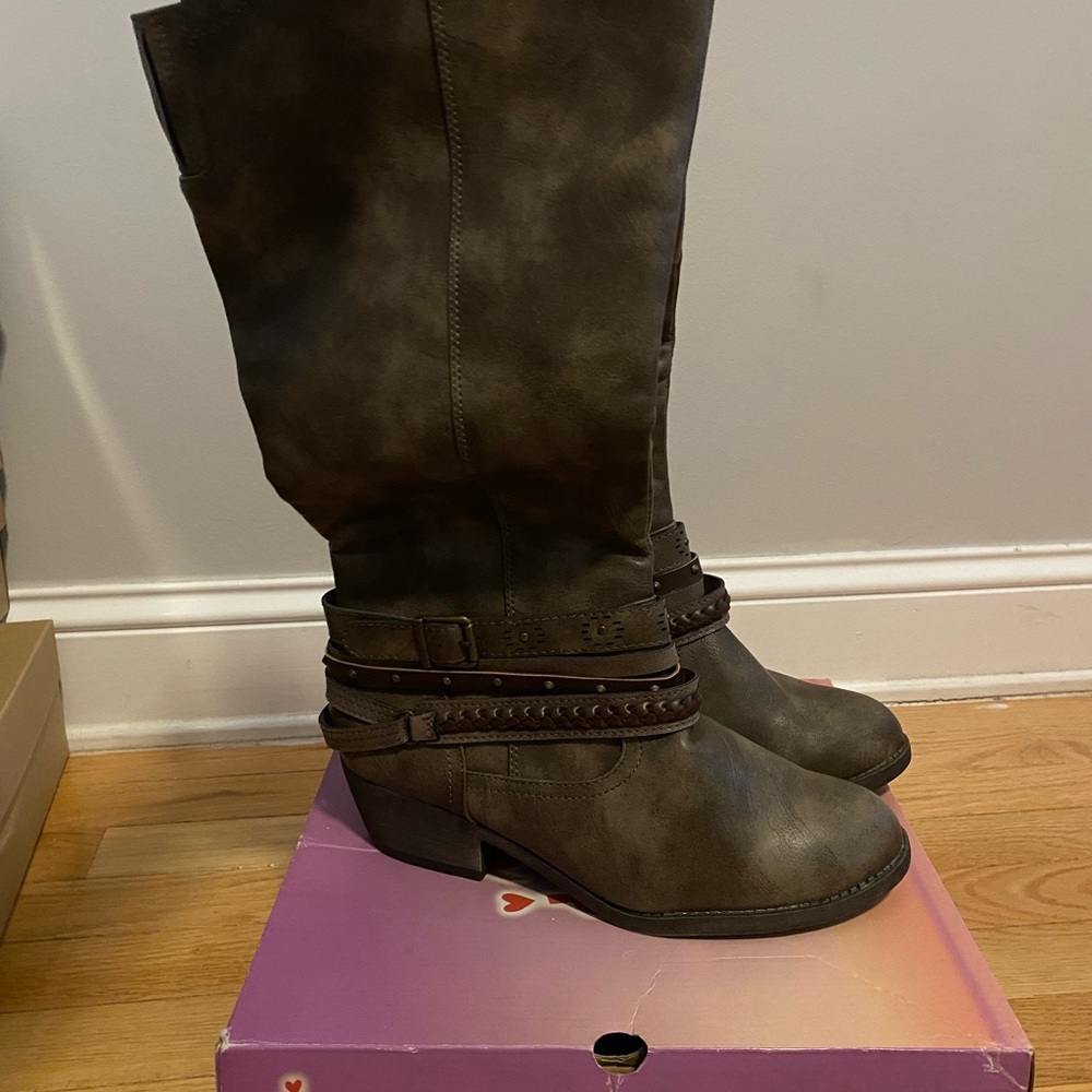 Jellypop Women's Brown Mid-Calf Strappy Riding Boots